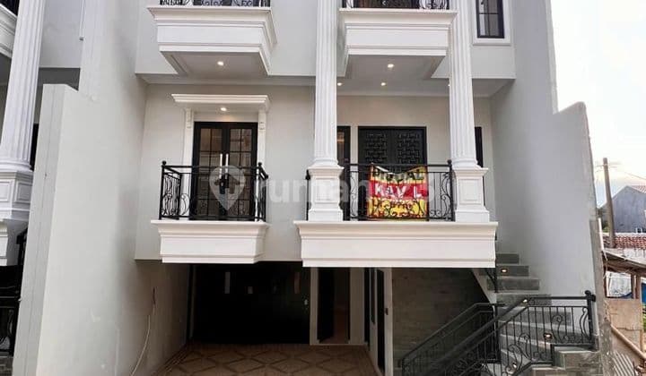 RUMAH MEWAH CLASSIC 3LANTAI DEKAT TOL TB SIMATUPANG