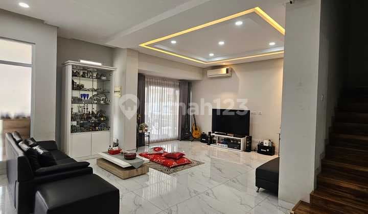 Dijual Rumah Amerika Latin Green Lake, Full Renov, 2½ Lantai