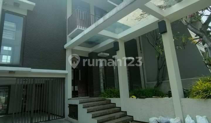 Rumah dijual kavling DKI, Mezzanie, Kolam Renang, Gym, Sangat Bagus, 3 taman,