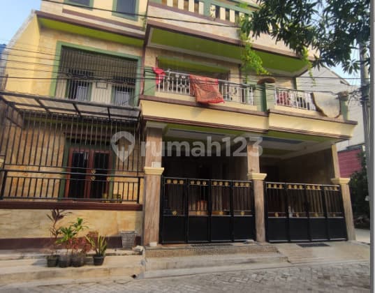 Rumah di Taman Royal Jl. Mahogani, 3 Lantai, Bagus, Siap Huni