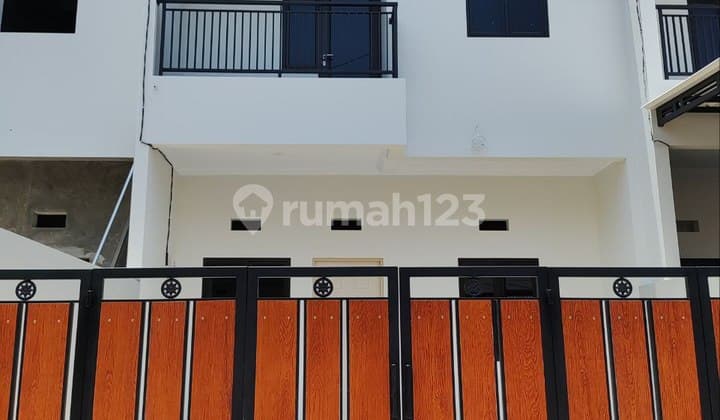 Rumah Ready 2 Lantai di Belakang Gor Kalisari Pasar Rebo Jakarta Timur