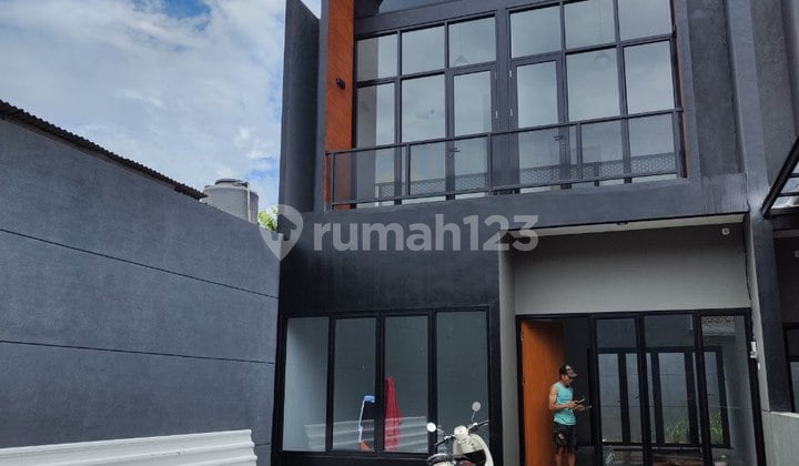 Rumah Tanah Luas Siap Huni di Komplek Besar di Mampang Pancoran Mas Depok