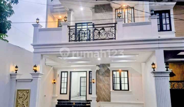 Rumah American Classic Megah Mewah di Jalan Raya Kalisari Jakarta Timur