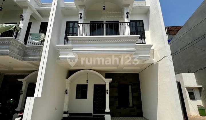 2-Story American Classic House Ready to Occupy in Beji Tanah Baru Depok