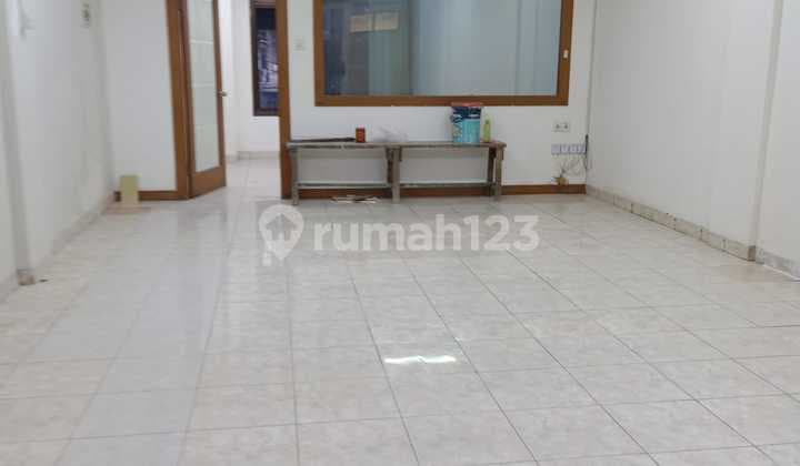 Disewakan Ruko 3 (Tiga) Lantai Siap Pakai di Jalan Bkr