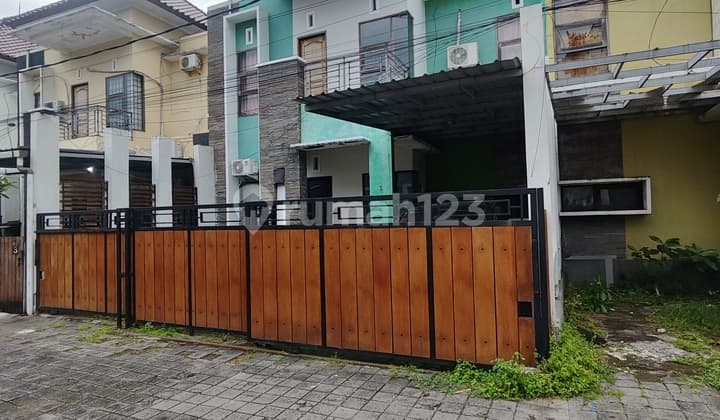 Rumah Akses Lega Mobil Papasan One Gate Masuk Sekali Dari Jalan Besar Jarak Ideal ke Renon dan Gatsu