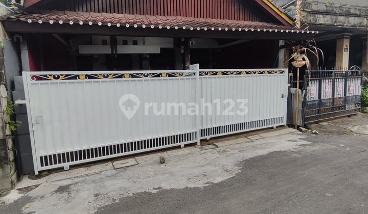 Rumah Bersih Terawat Garase untuk 2 Mobil Pusat Kota Akses Mobil di Jalan Ratna Dekat Sekali Jalan Wr Supratman Renon 10 Menit Sanur 15 Menit