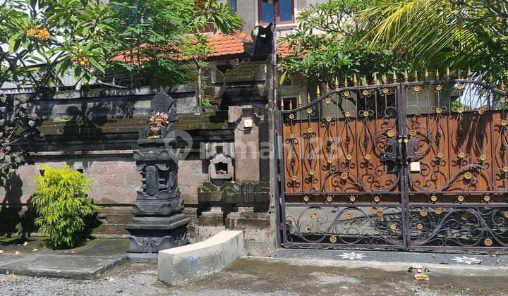 Rumah Besar Carport Cukup 3 Mobil Akses Mobil Papasan di Daerah Sesetan Cocok untuk Kantor Ataupun Rumah Tinggal