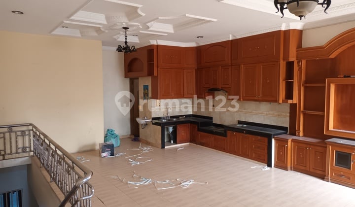 RUMAH CANTIK & USAHA SAWAH LEO di JL.SAWAH LEO NO 8 JAKARTA BARAT