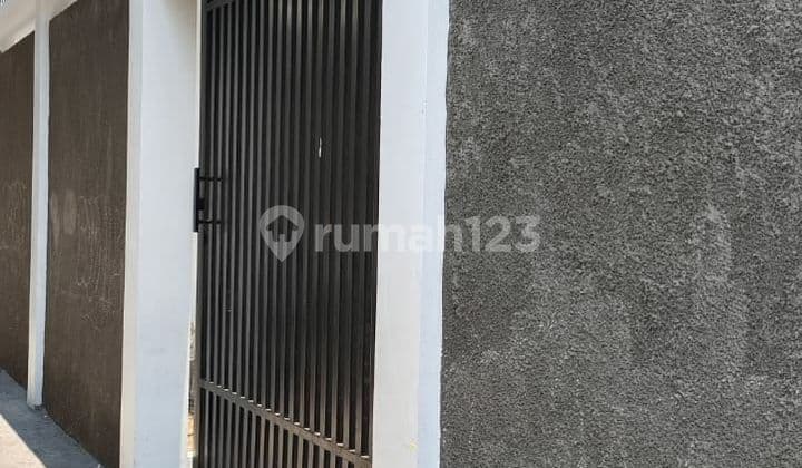 Rumah 4 Lantai Sebelah Apartemen Dan Bank Bri