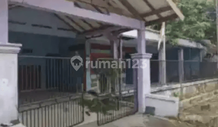 Gayung Kebonsari house near the Grand Mosque, close to schools, near the mall