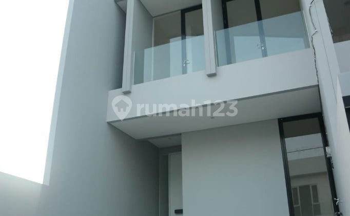 Rumah Mewah Dian Istana Graha Family Pakuwon Indah Surabaya Barat