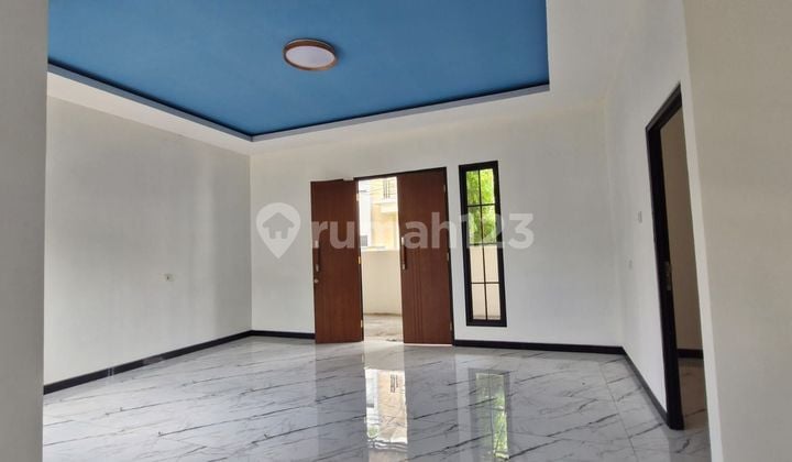 Rumah Bagus Luas Di Tengah Kota