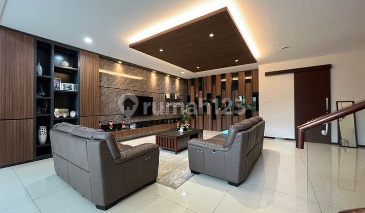 Rumah 3 Lantai Bagus Semi Furnished di Setra Duta, Bandung