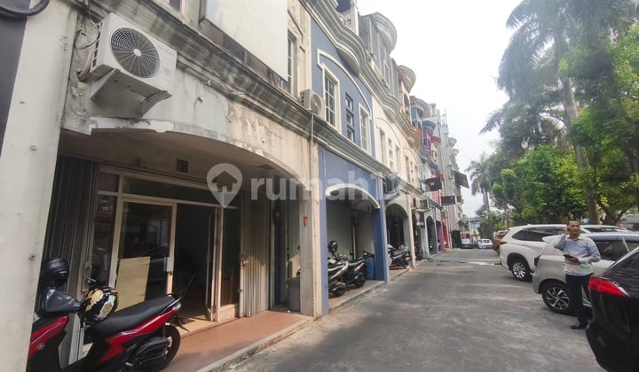 Ruko Sentra Bisnis 3.5 Lantai Siap AJB Lokasi Strategis di Pusat Bisnis Tanjung Duren, Cocok untuk Usaha Maupun Investasi Jangka Panjang. Berada di Kawasan Komersial yang Ramai dengan Akses Mudah ke Berbagai Fasilitas Umum.selling Point- Cocok untuk Kanto
