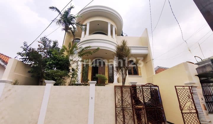 Rumah Mewah Full Furnish dengan Swimming Pool di Penjompongan, Benhil