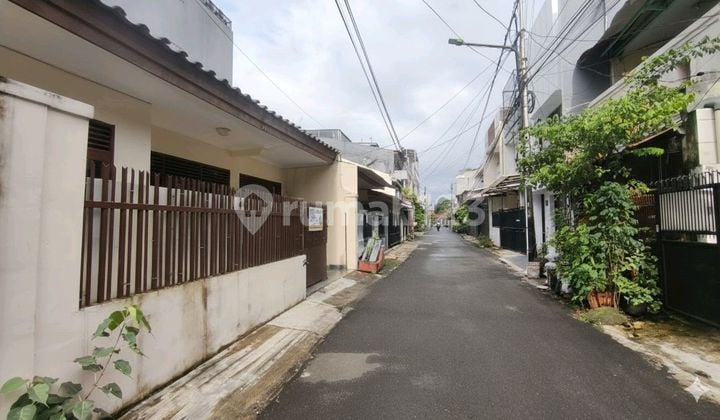 Rumah Strategis 1.5 Lantai Baru Renovasi di Tanjung Duren, Jakarta Barat