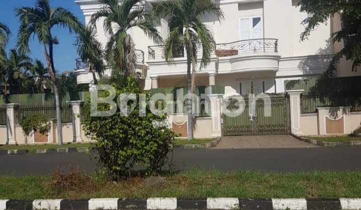 RUMAH PERMATA BUANA HUK HITUNG TANAH POSISI DI JALAN BOULEVARD DAN BEBAS BANJIR