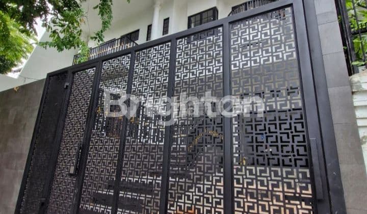 Rumah Mewah Tomang dengan Design Modern 3 Lantai