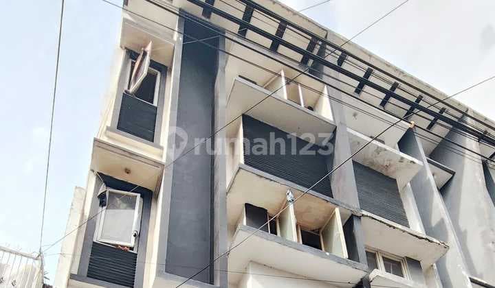 Rumah Huk Ngantong Dengan Bangunan 3 Lantai Seperti Ruko Di Tomang
