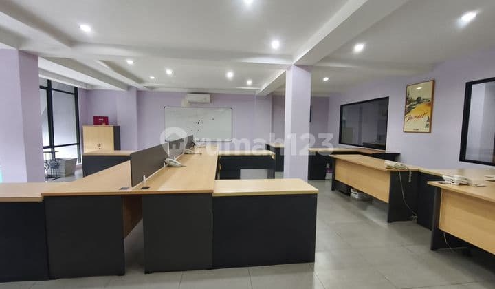 Ruko Bisnis 3 Lantai Ada Roof Top di Pinggir Jalan Raya Bendungan Hilir, Jakarta Pusat