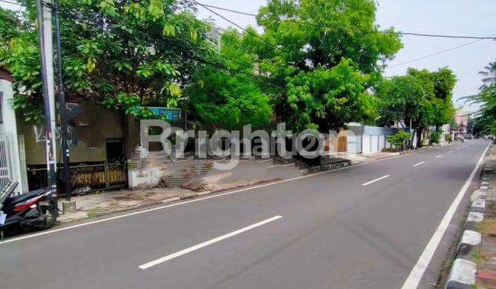 Rumah Tanjung Duren Dihitung Tanah dengan Lokasi Strategis di Pinggir Jalan Besar.