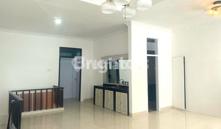 RUMAH GREEN VILLE 2.5 LANTAI BARU RENOVASI DENGAN LOKASI PREMIUM