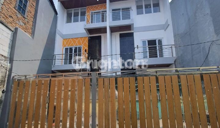 RUMAH BARU BANGUNAN MINIMALIS MODERN 3 LANTAI DI ANGKE INDAH DAN BEBAS BANJIR