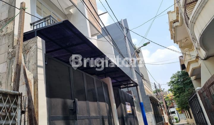 Rumah Baru Tanjung Duren 3 Lantai dengan Carport 2 Mobil
