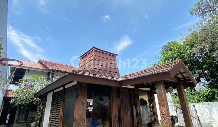 Rumah Strategis Pinggir Jalan di Kebon Jeruk - Lokasi Premium, Bebas Banjir