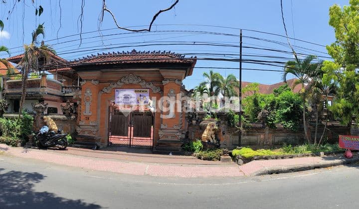 Rumah Luas Cocok untuk Sekolah Kantor Tempat Kursus Gudang dan Lain Lain Tanah Luas Parkiran Besar Rumah di Gianyar, Gianyar