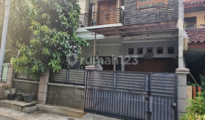 Nice House Ready to Live In Elite One Gate System Complex Premium Location in Pulo Asem
