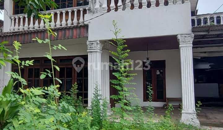 Rumah Lama Bangunan Kokoh 2 Lantai di Pulomas