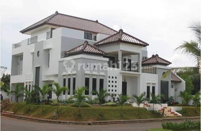Luxury House for Sale with Extensive Land in Sector 9, Bintaro Jaya