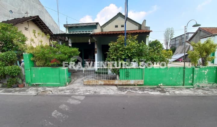 Rumah Lama Terawat Strategis Pajang