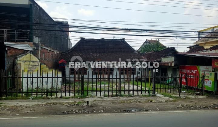Old House, Count Land, Strategic Location in Jaten, Karanganyar