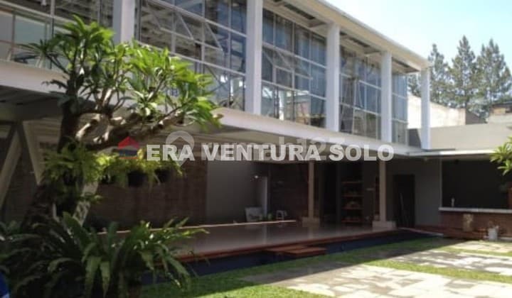 House + Exclusive Business Space in the Center of Solo City