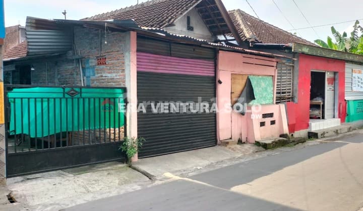Rumah Lama Lokasi Strategis Sumber Solo
