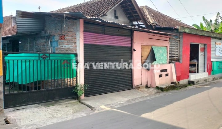 Rumah Lama Lokasi Strategis Sumber Solo