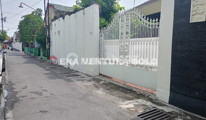 Rumah Strategis Tengah Kota Laweyan Solo