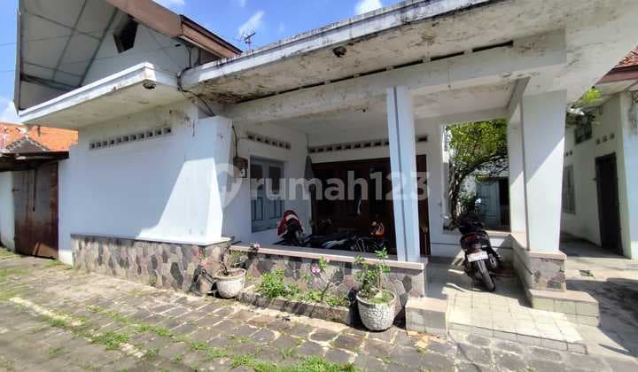 "Well-Maintained Old House, Dutch Colonial Building in Central Solo City"