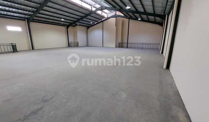 Warehouse for Rent in Bandengan with Office, Ready to Occupy.