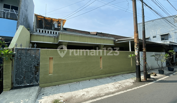Rumah Pinggir Jalan di Jl. Cempaka Putih Timur Xvii.