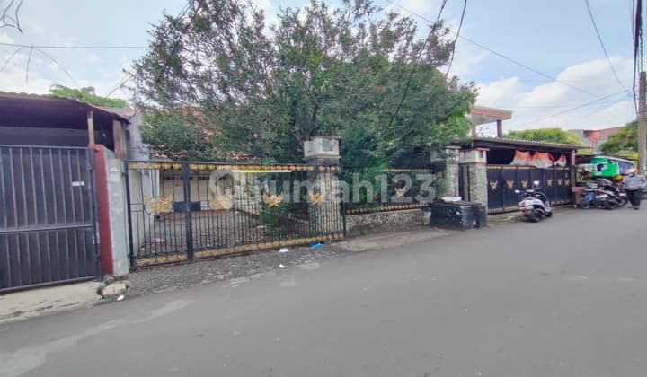 Rumah Pinggir Jalan, Jl. Bumi Indah, Kebon Jeruk.