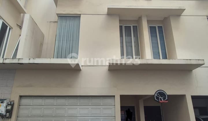 Rumah Bagus di Simprug. Lokasi Sangat Strategis, Depan Halte Busway Simprug. One Gate System, Sangat Cocok Untuk Hunian.