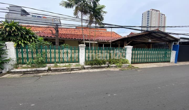 Rumah di Kemandoran VIII, Lokasi Strategis, Hanya 5 Menit ke Universitas Bina Nusantara. Cocok Untuk Hunian Atau Hunian.