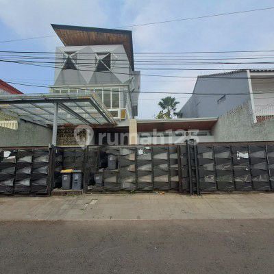 Rumah Strategis Di Jl. Delta Sari F1, Kebayoran Baru.