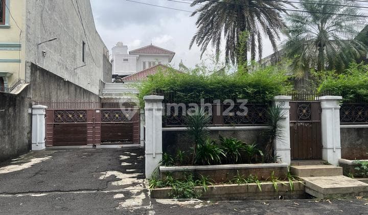 Spacious House by the Roadside. Jl. Kemanggisan Ilir Raya.