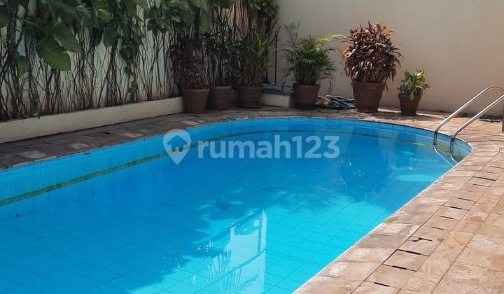 Rumah cantik, murah dilengkapi dengan kolam renang Sudah Renovasi