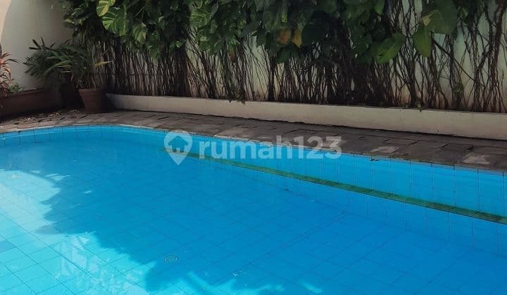 Rumah cantik, full furnish dilengkapi dengan kolam renang Sudah Renovasi